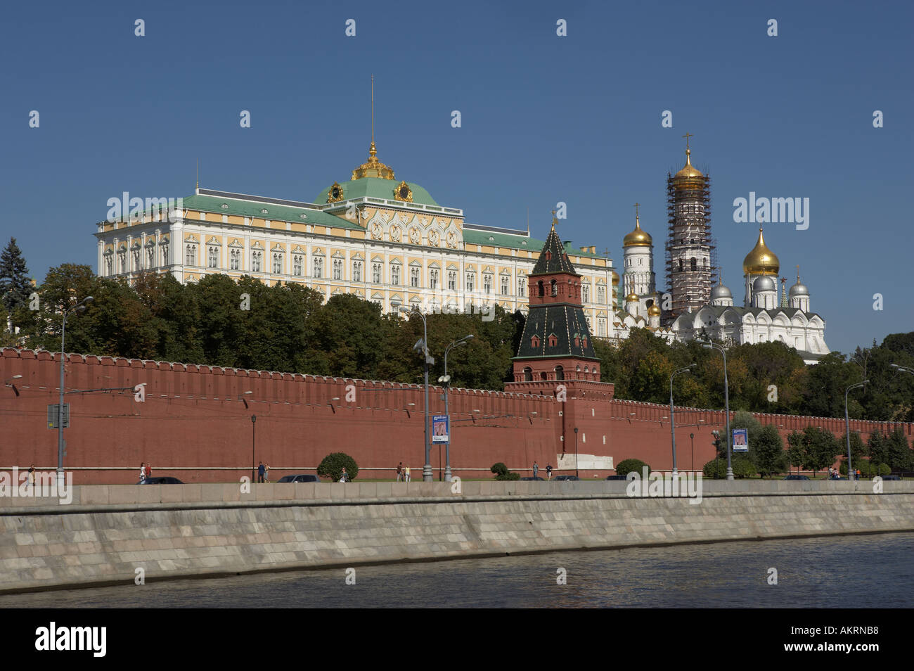 KREMLIN WALL GRAND PALACE ANNUNCIATION CATHEDRAL EMBANKMENT AND RIVER MOSCOW RUSSIA Stock Photo
