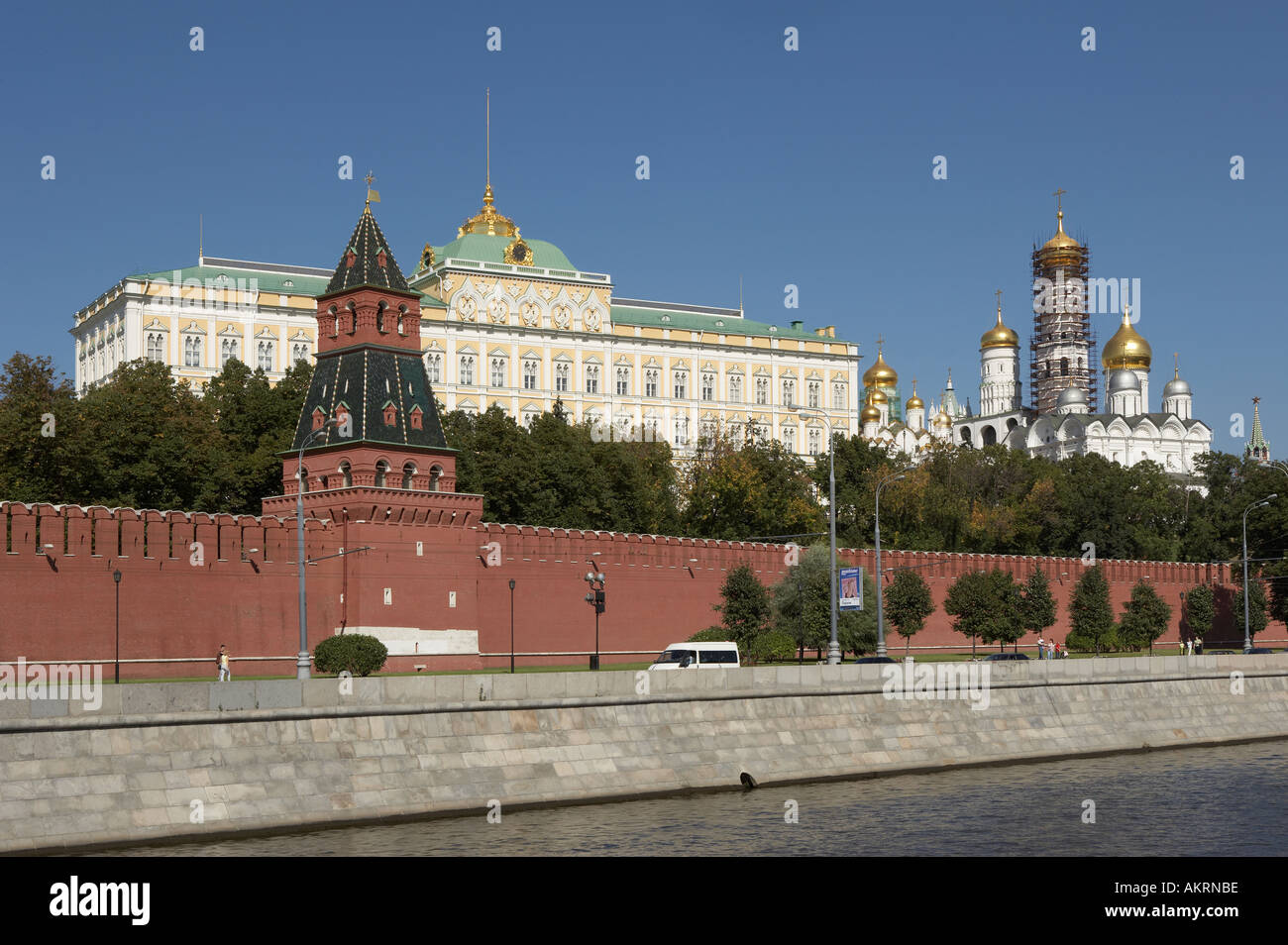 KREMLIN WALL GRAND PALACE ANNUNCIATION CATHEDRAL TOWER EMBANKMENT AND RIVER MOSCOW RUSSIA Stock Photo