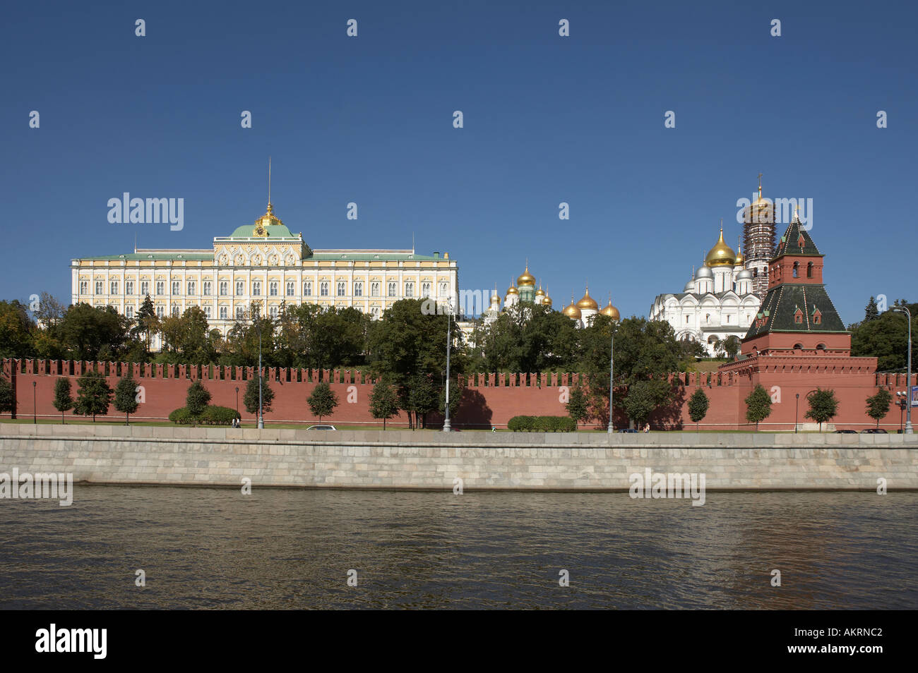 KREMLIN WALL GRAND PALACE ANNUNCIATION CATHEDRAL EMBANKMENT TOWER AND RIVER MOSCOW RUSSIA Stock Photo