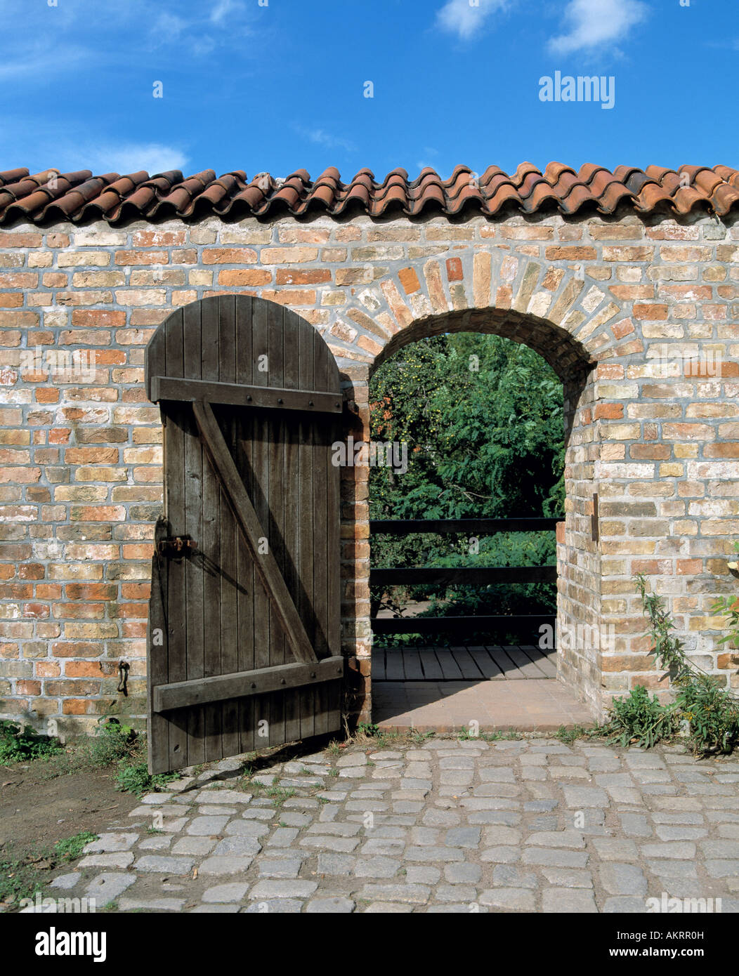 Symbolik, offenes Holztor in der Stadtmauer von Rostock, Ostsee