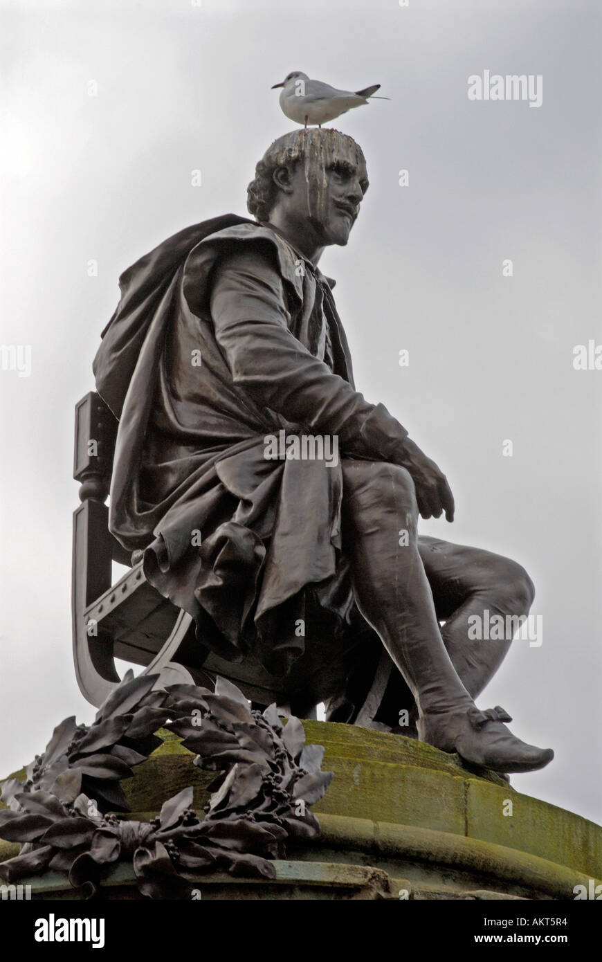 Statue of William Shakespeare with gull sitting on his head, Stratford upon Avon , Warwickshire, England Stock Photo