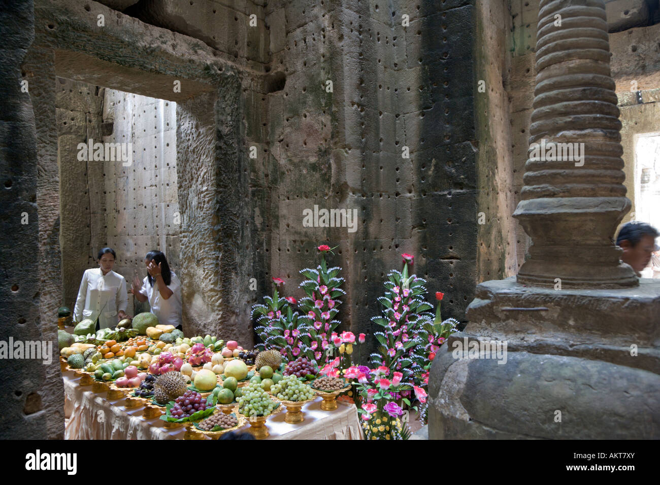 Khmer folks preparing feast for the king, Preah Khan, Angkor, Cambodia Stock Photo