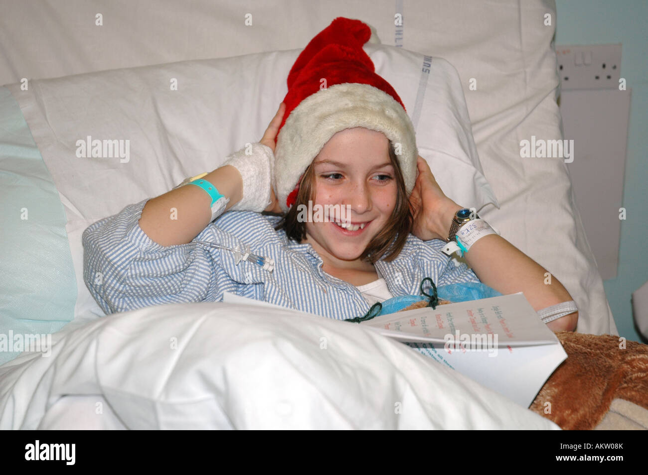 child in hospital at christmas time Stock Photo