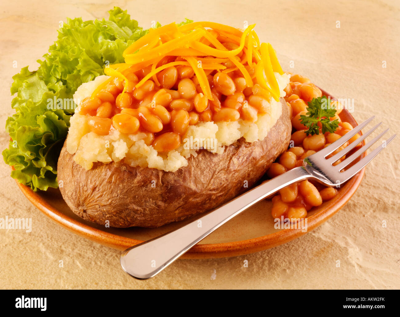 BAKED POTATO WITH BAKED BEANS AND GRATED CHEESE Stock Photo Alamy