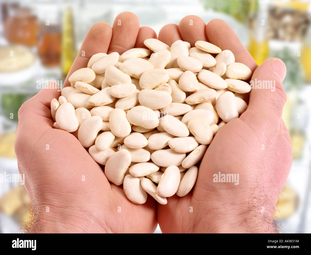 HANDFUL OF BUTTER BEANS Stock Photo Alamy