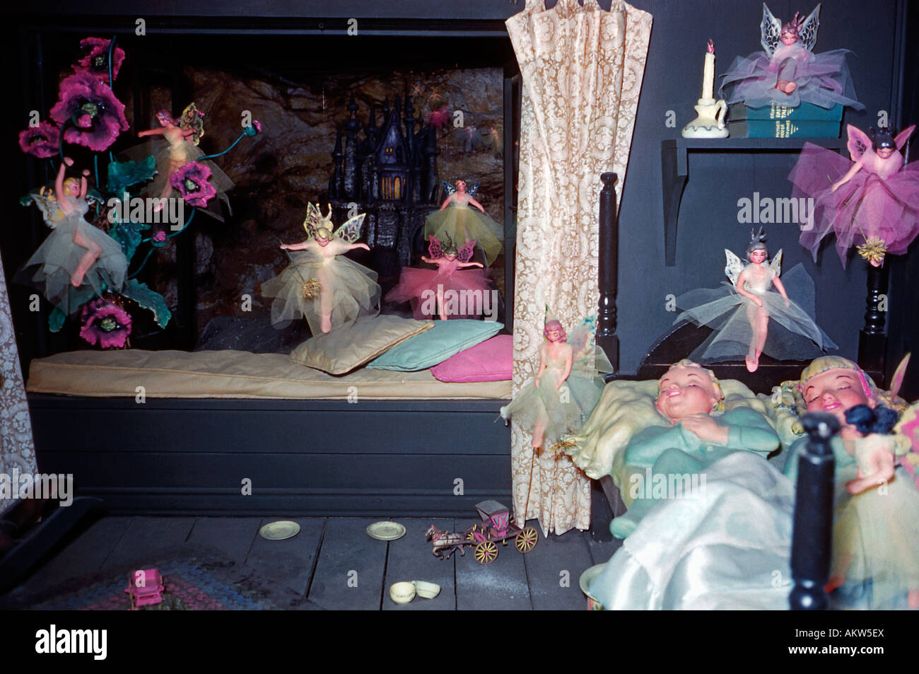 Depiction Of Peter Pan And Wendy At Fairyland Caverns Rock City Stock Photo Alamy