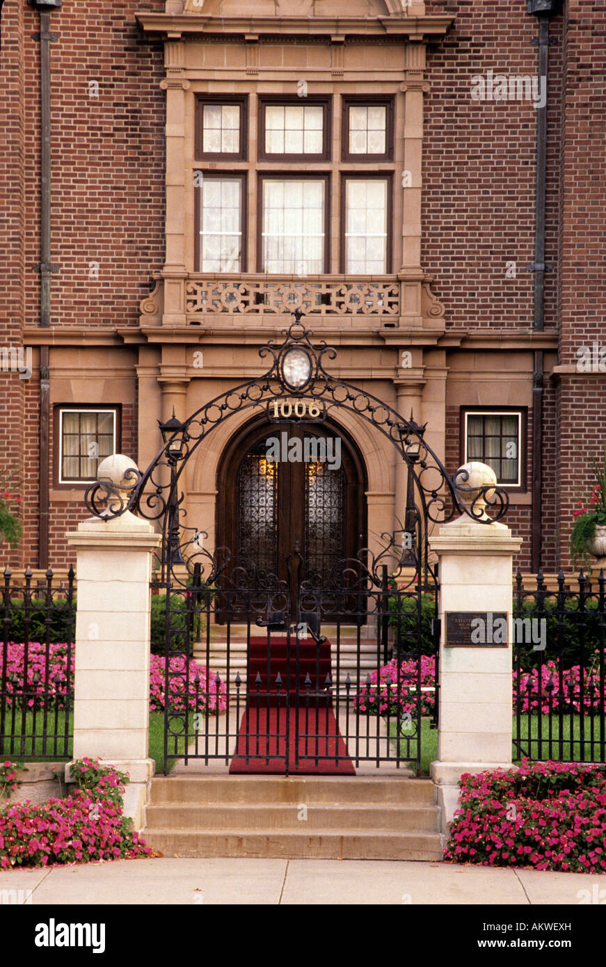 FRONT ENTRANCE TO GOVERNOR'S MANSION IN ST.PAUL, MINNESOTA ON HISTORIC SUMMIT AVENUE. Stock Photo
