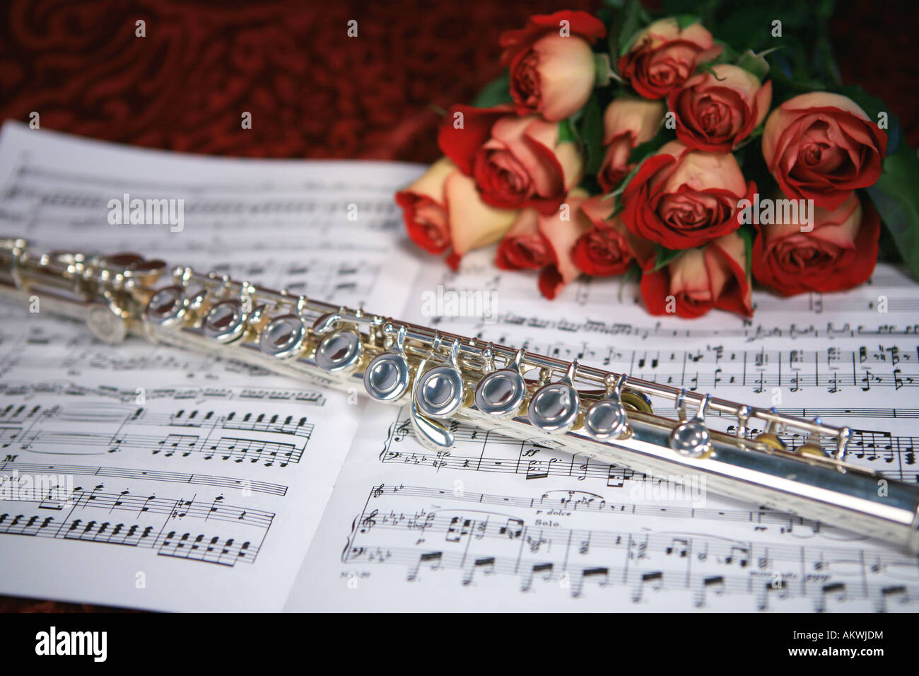 Флейта в цветах. Флейта и цветы. Музыкальные инструменты и цветы. Флейта и розы. Ноты для флейты.