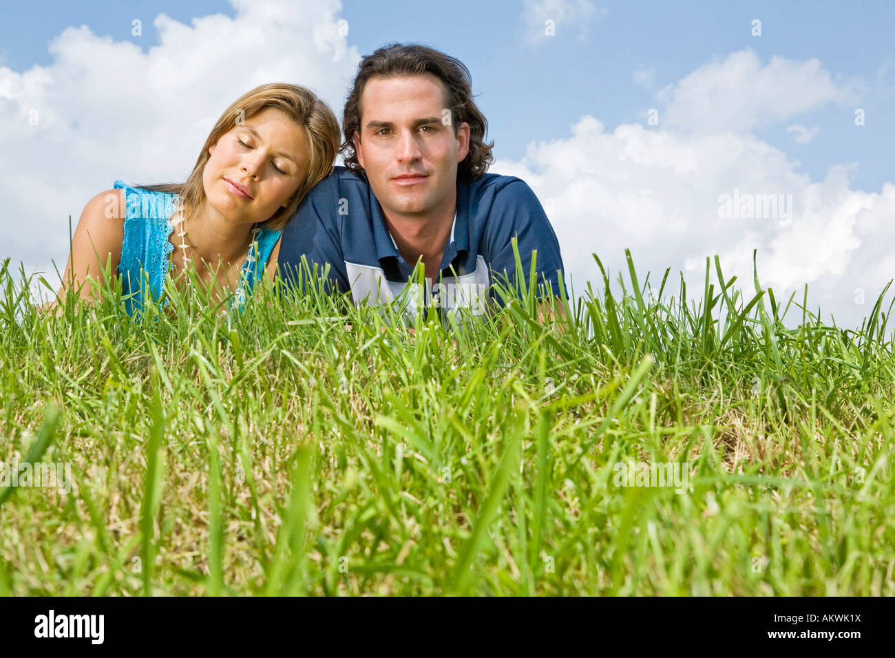 Woman leaning on man´s shoulder Stock Photo - Alamy