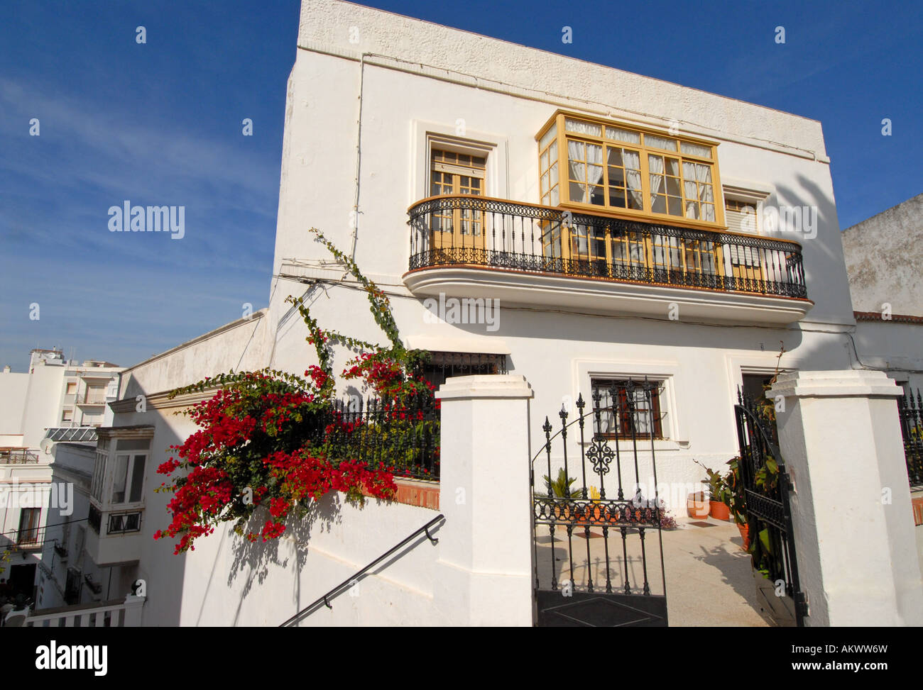 Typical white house hi-res stock photography and images - Alamy