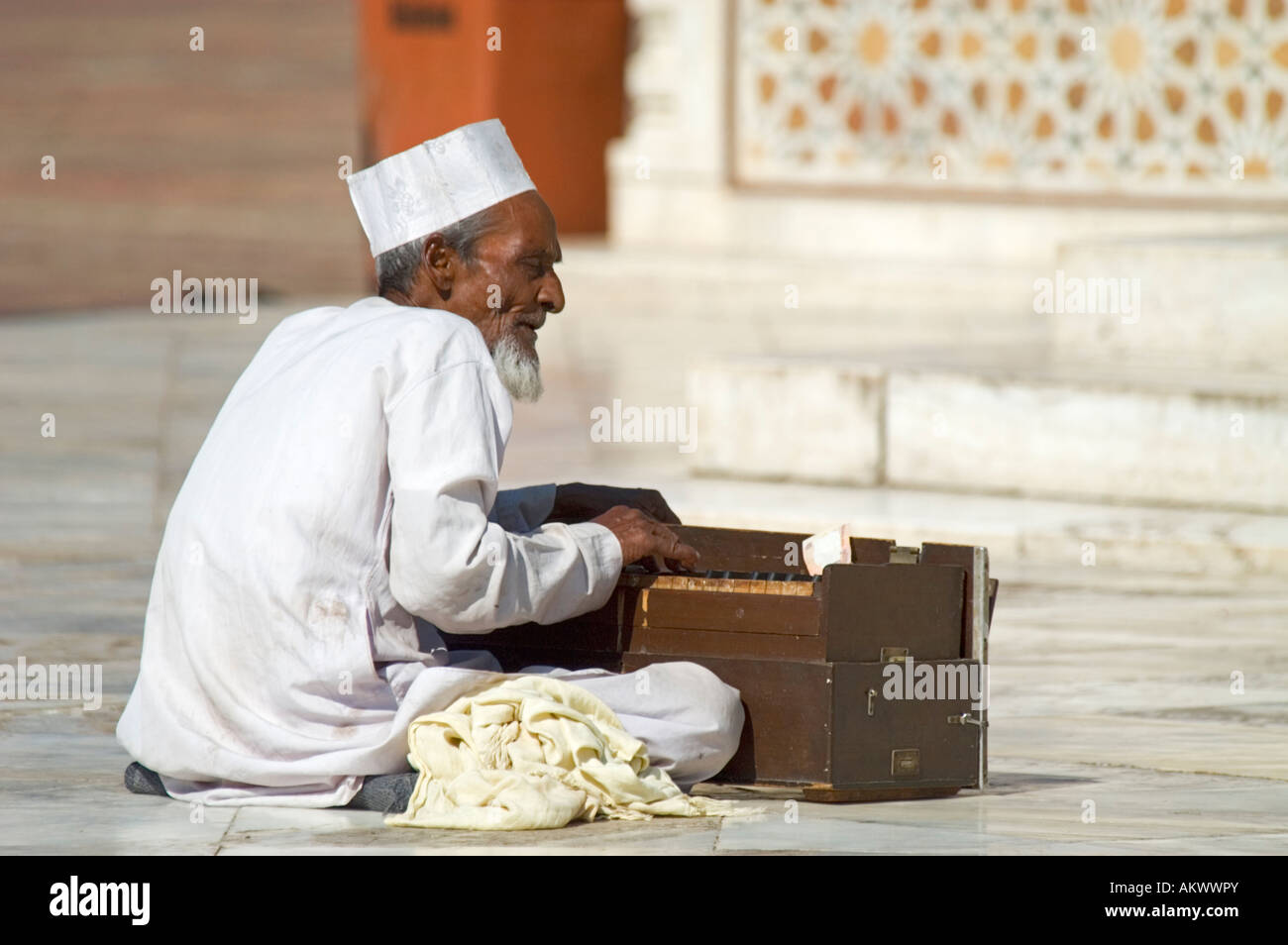 A Muslim musician plays outside the main Mosque at Fatehpur Sikri, Agra, Uttar Pradesh, India. - Stock Image
