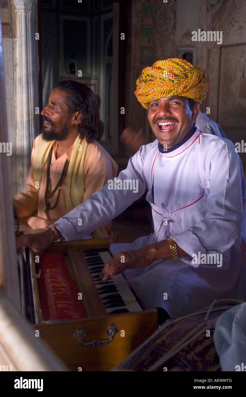 Rajasthani musicians perform in the main dining room of the old palace of Bhadrawati in Bhandarej, Rajasthan, India. - Stock Image