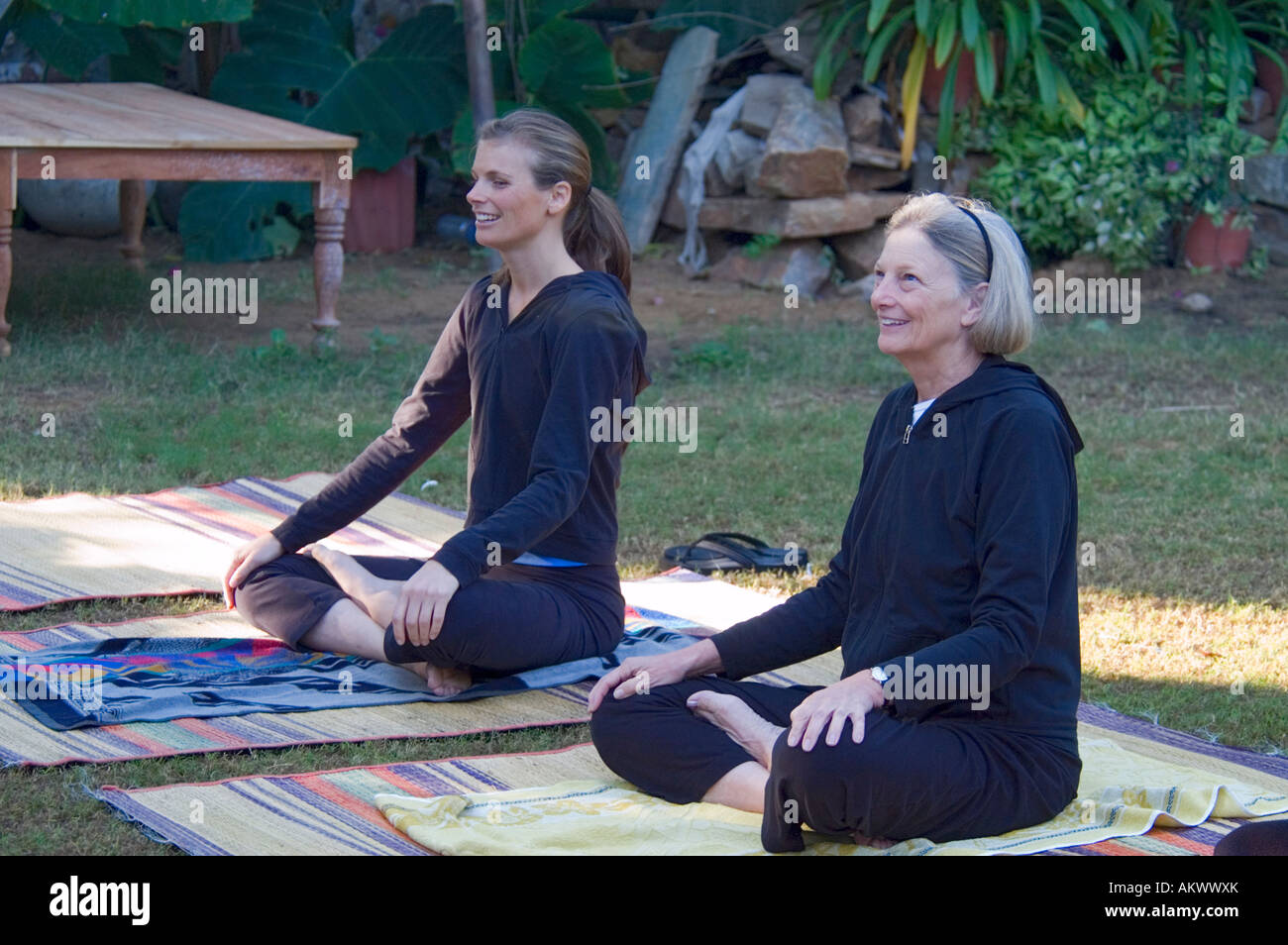 Mother and daughter Lynne and Wende Valentine do yoga at the Sunset Hotel in the holy city of Pushkar, Rajasthan, - Stock Image