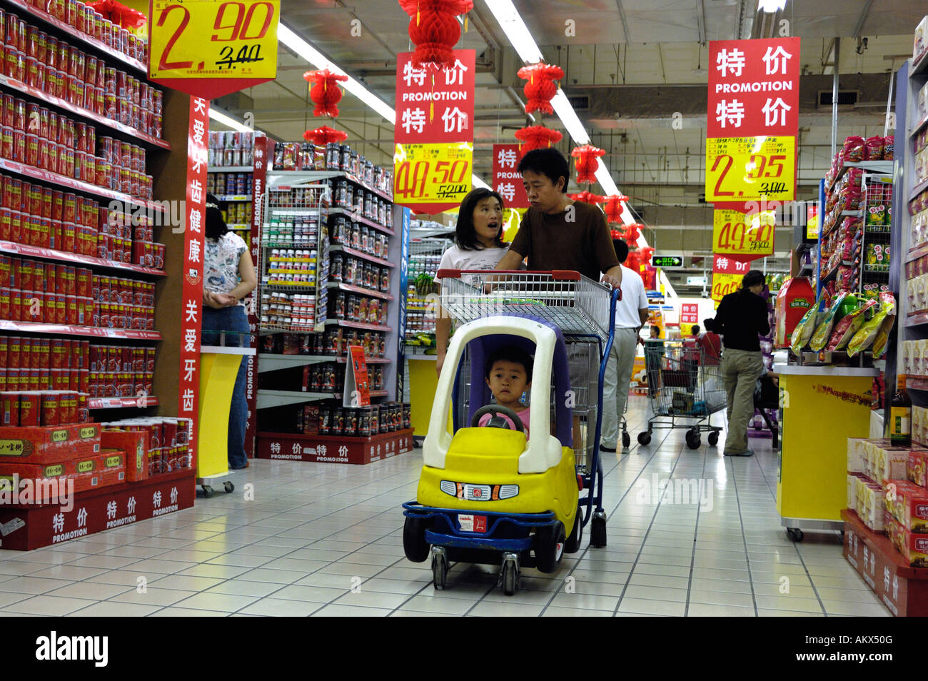 Chinese consumers shops in a Carrefour supermarket in Beijing China 12 Sep 2006 Stock Photo
