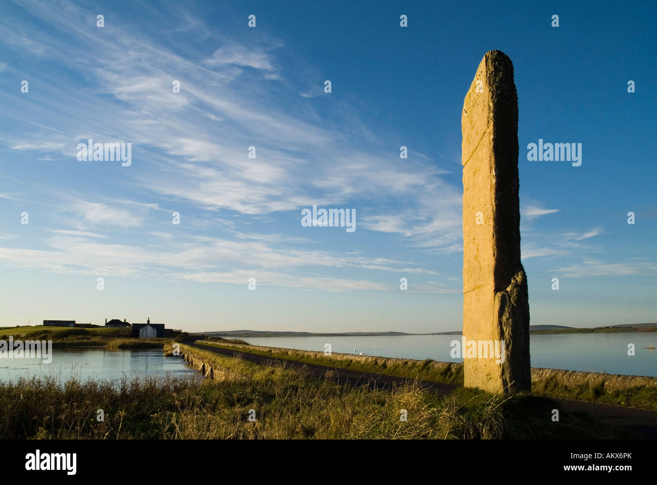 dh Watch stone STENNESS ORKNEY Neolithic standing stone Loch Stenness and Loch Harray causeway prehistoric britain heritage Stock Photo