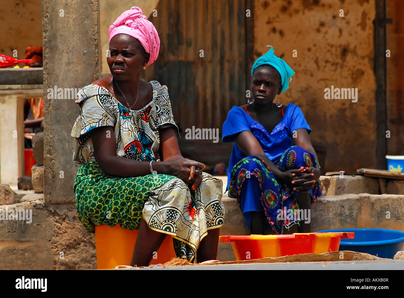 African Women Gambia Traditional Dress Stock Photos & African Women ...