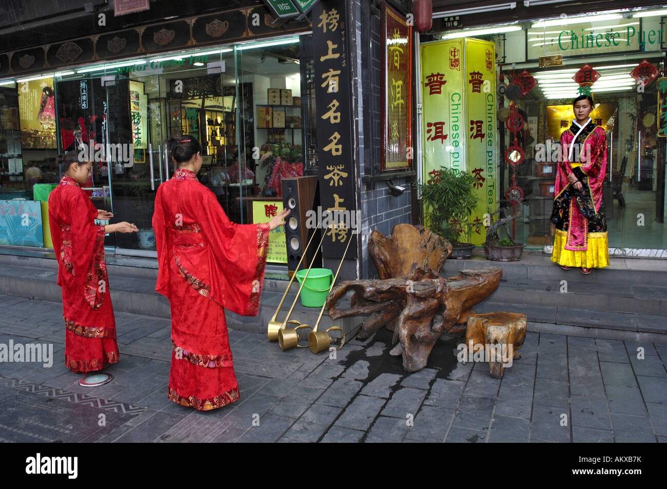 Tea ceremony, Chengdu, Sichuan, China Stock Photo