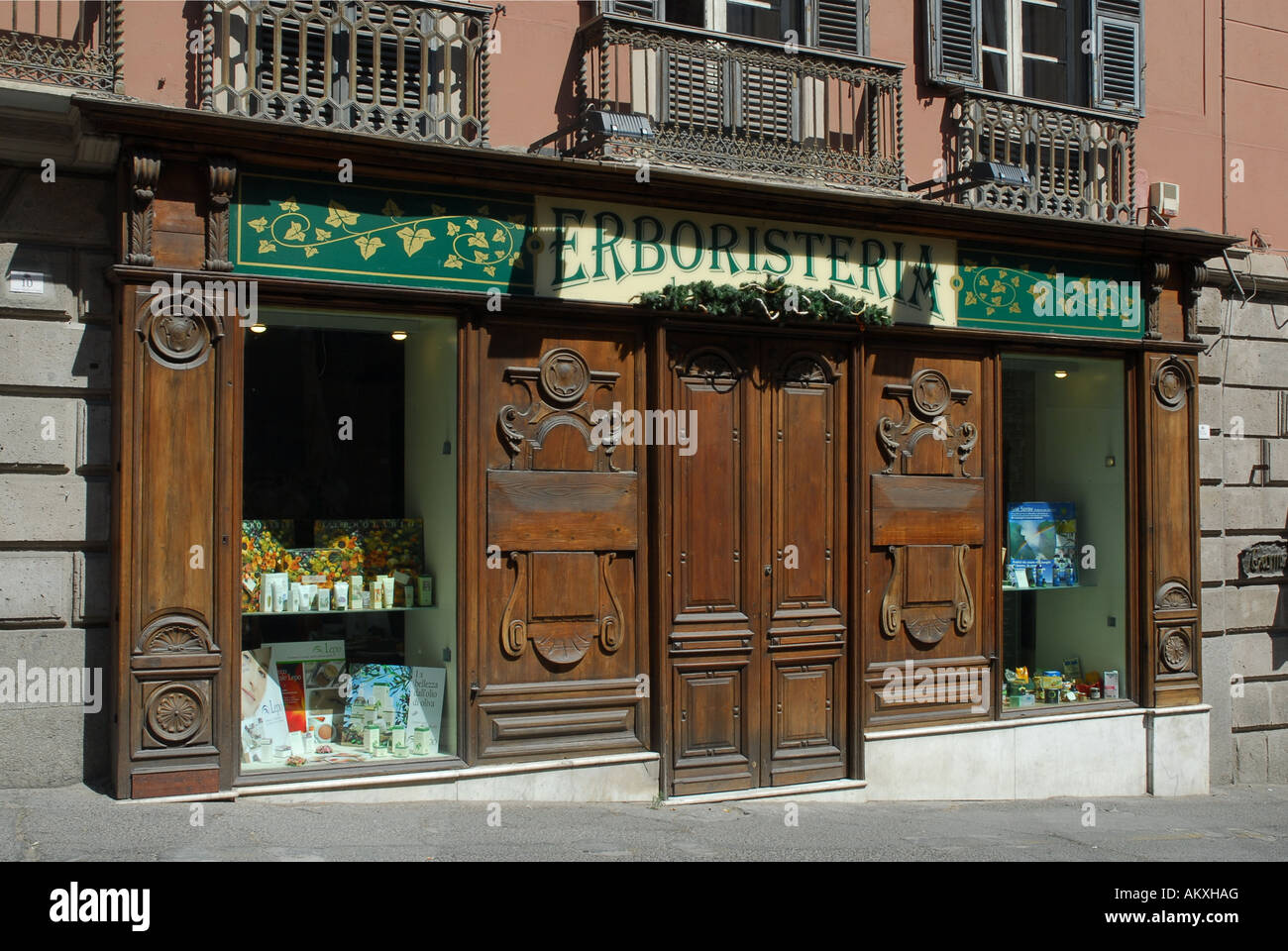 Italian shop front windows hi-res stock photography and images - Alamy
