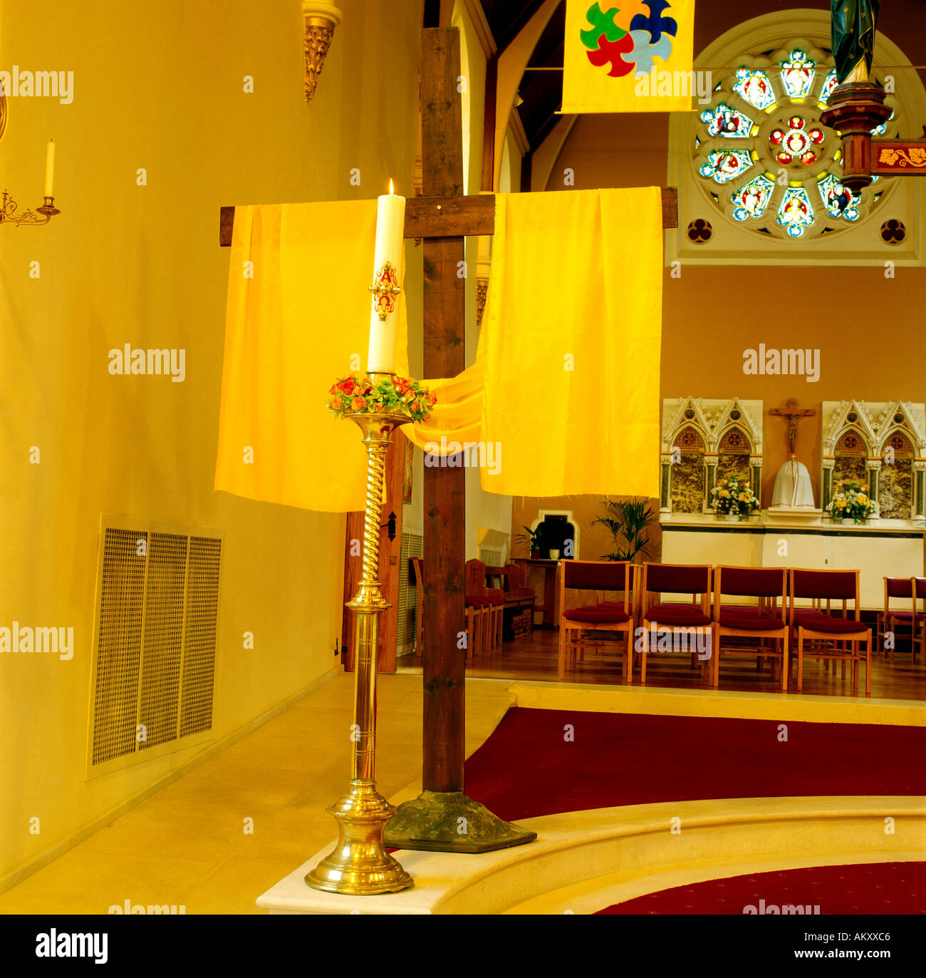 St Joseph s Church Roehampton Easter Candle Simple Wooden Cross Stock Photo