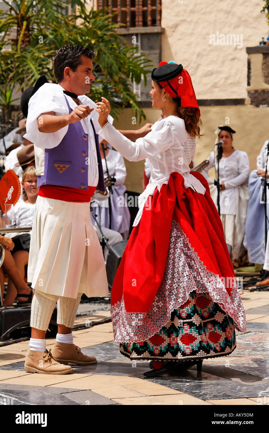 Traditional dancers in costume, Pueblo Canario, Doramas Park, Las Palmas de  Gran Canaria, Spain Stock Photo - Alamy