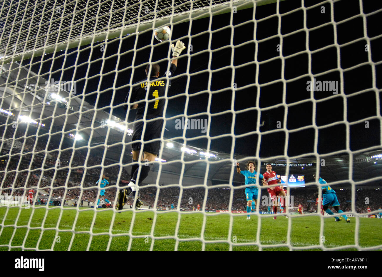 Goalkeeper Victor VALDES FC Barcelona repels shot by Mario GOMEZ VfB Stuttgart (right next to Carles PUYOL FC Barcelona) Stock Photo