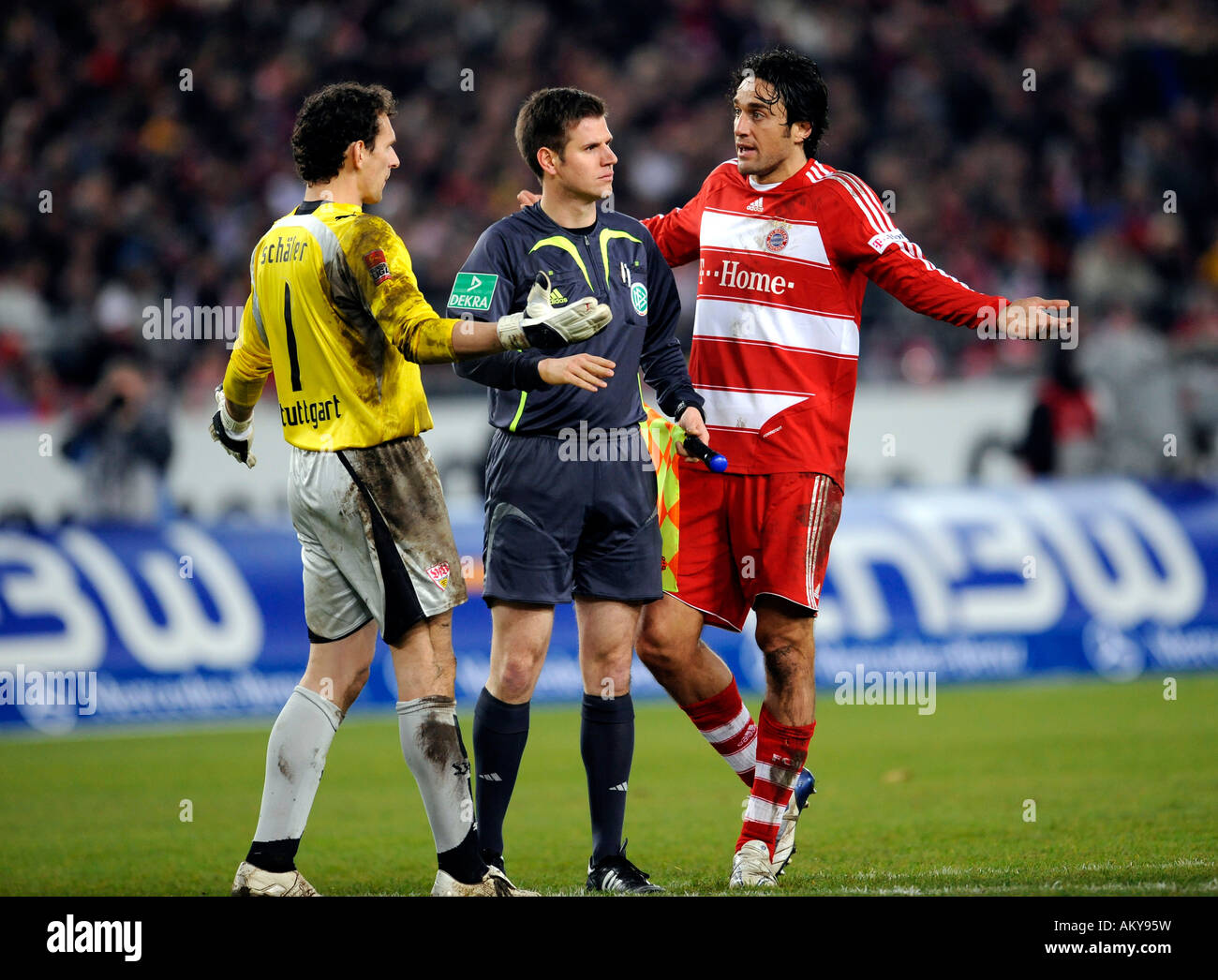 Linesman Frank WILLENBORG arbitrating between goalkeeper Raphael SCHAeFER VfB Stuttgart (left) and Luca TONI FC Bayern Muenchen Stock Photo