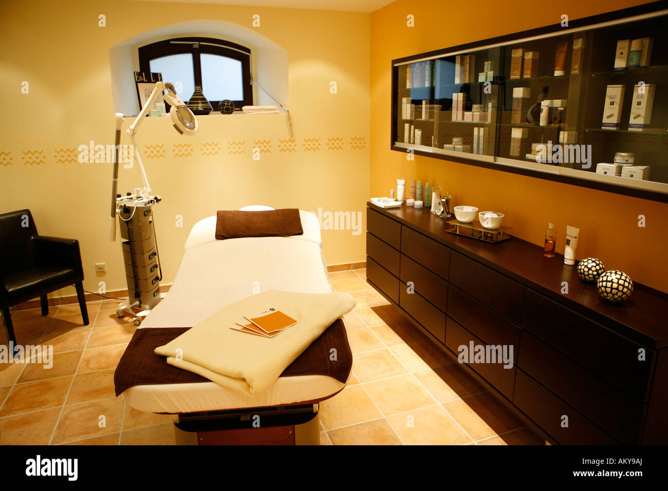 Beauty parlour hi-res stock photography and images - Alamy