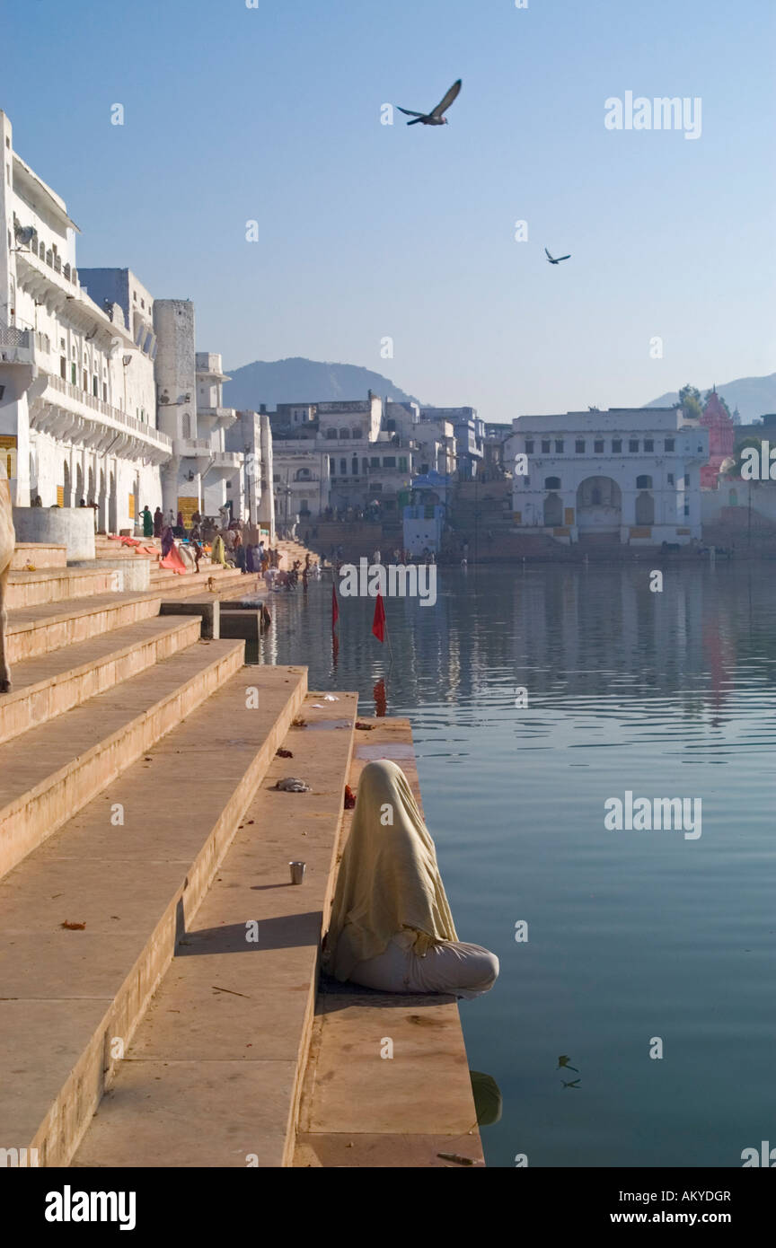A Hindu pilgrim on the shore of Pushkar Lake, Pushkar, Rajasthan, India. - Stock Image