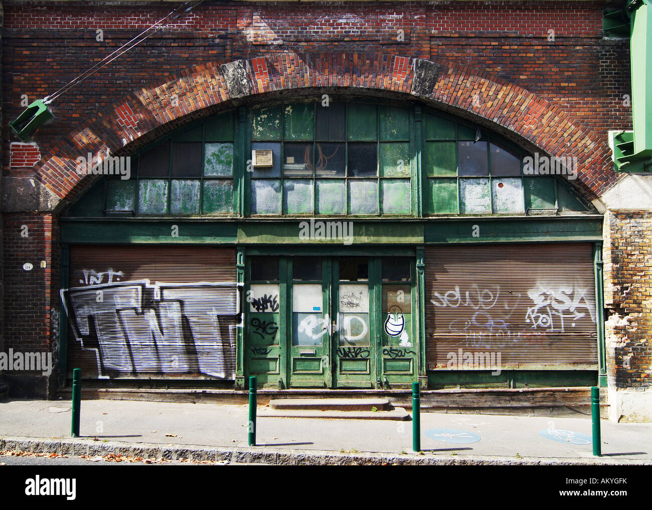 Shops in railway arches in hires stock photography and images Alamy