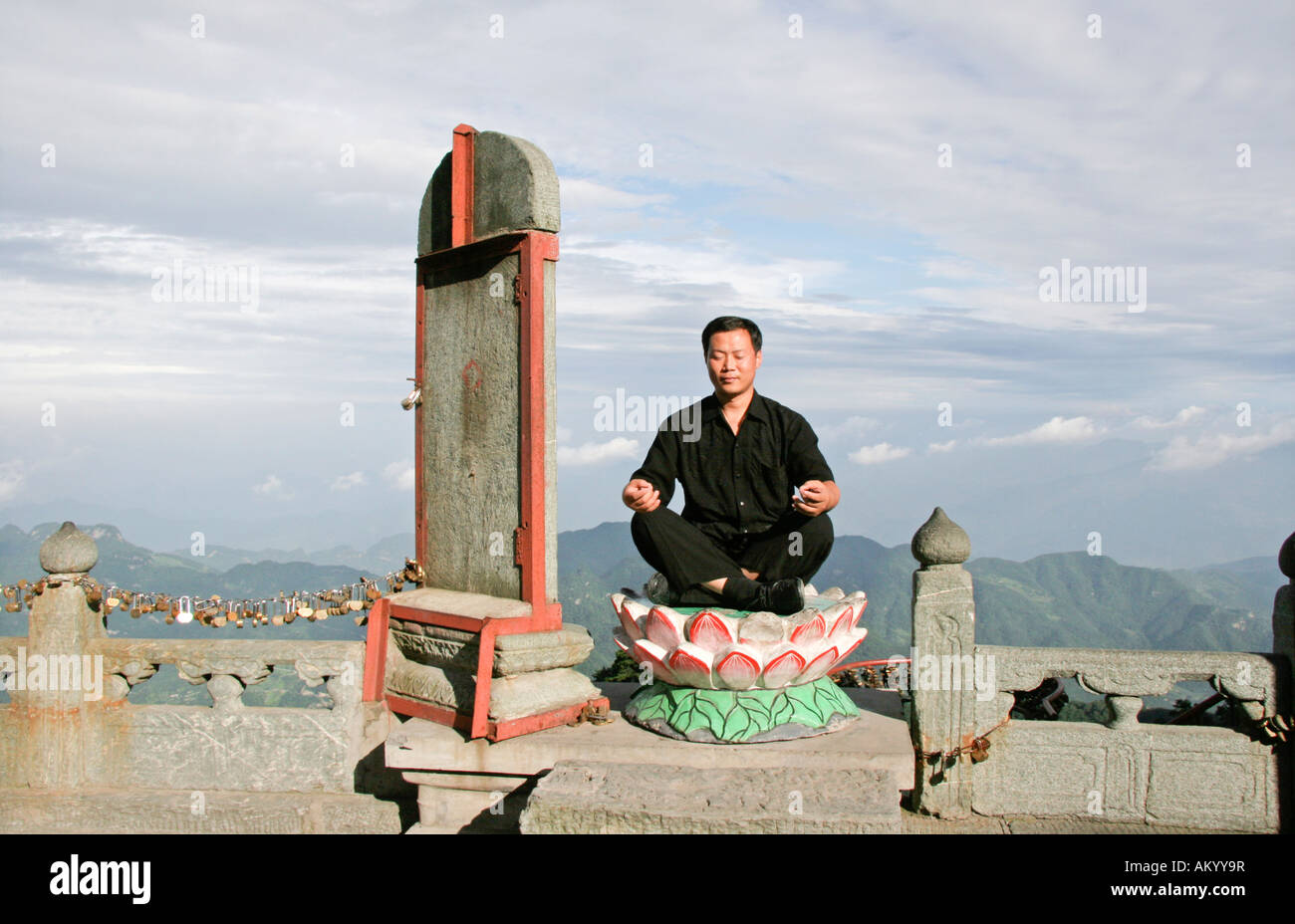 Taiji master Cheng Lijung sitting in a lotus blossom, Wudang Mountains, China Stock Photo