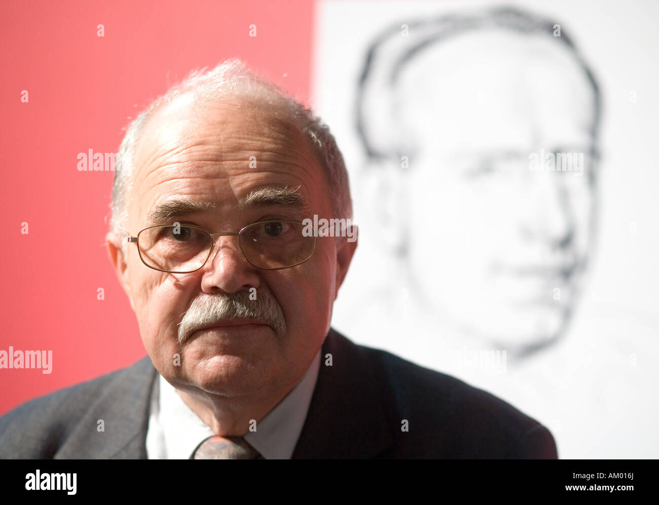 Author Wulf Kirsten in front of picture from Joseph Breitbach Stock Photo