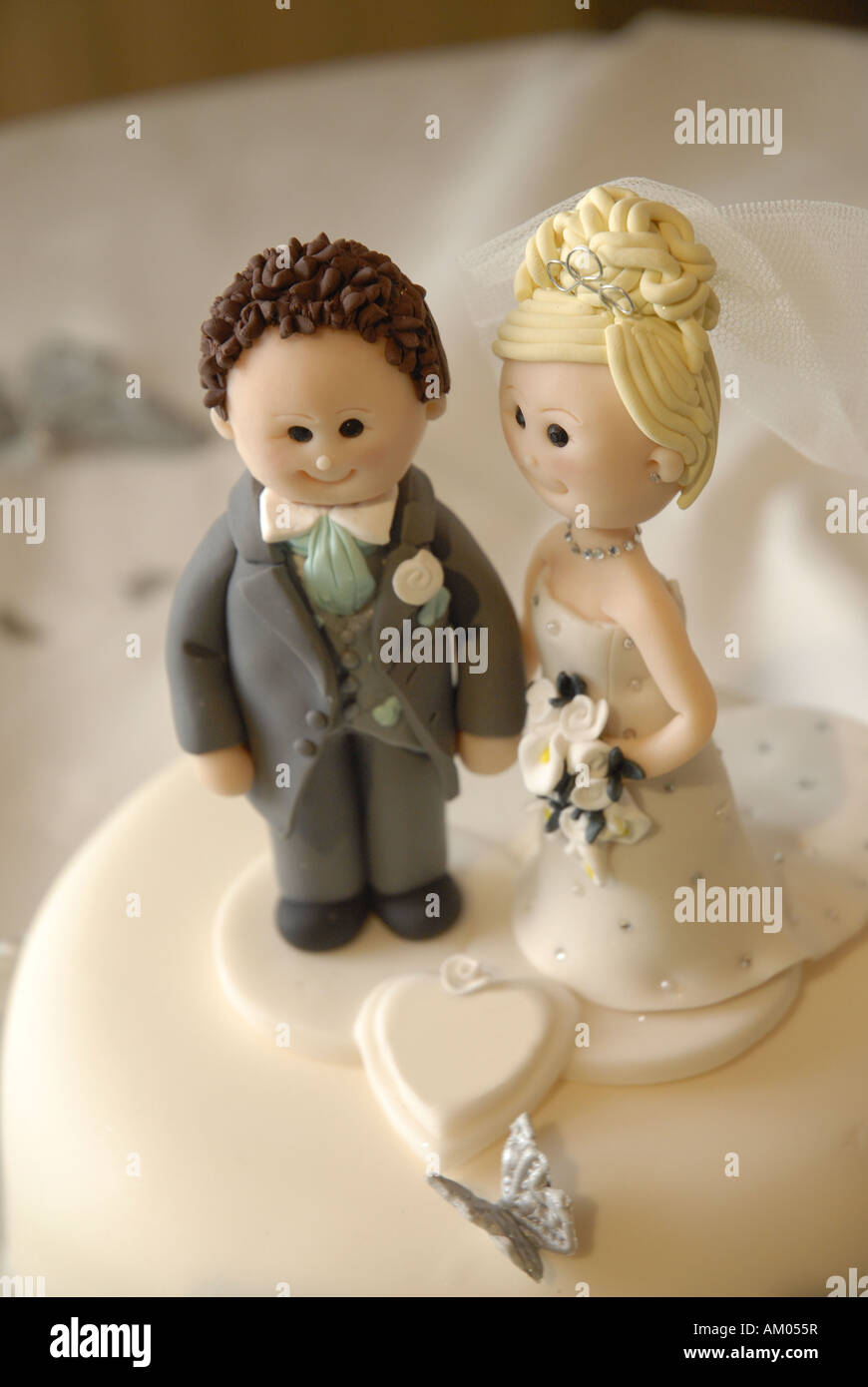 Couple on top of wedding cake Stock Photo - Alamy