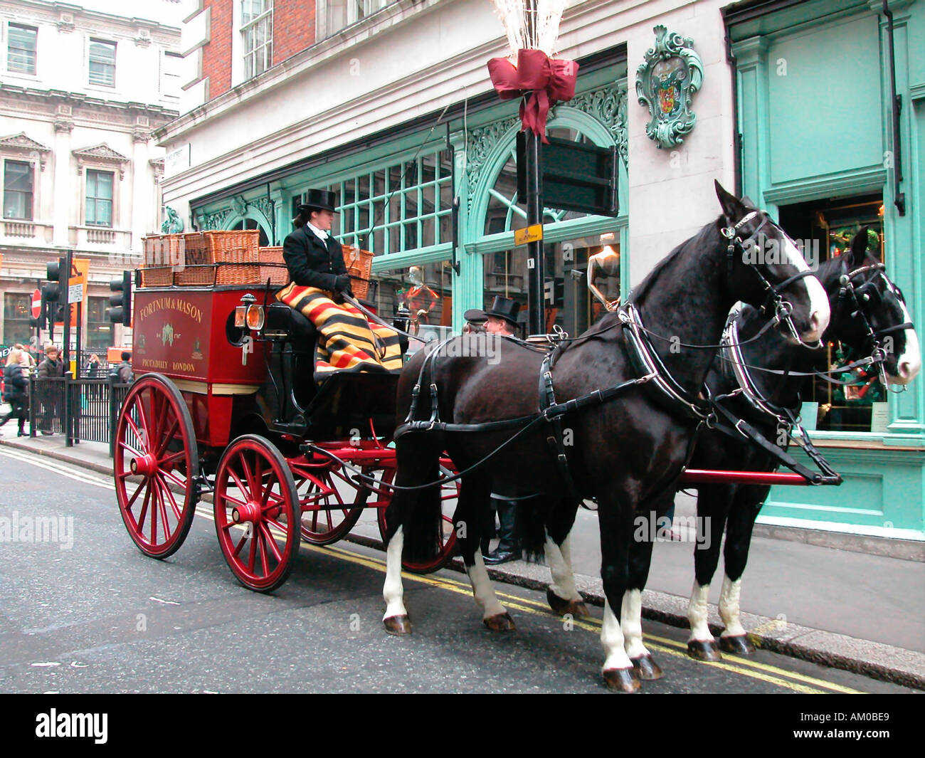 fortnum-and-mason-horse-drawn-carriage-london-uk-AM0BE9.jpg