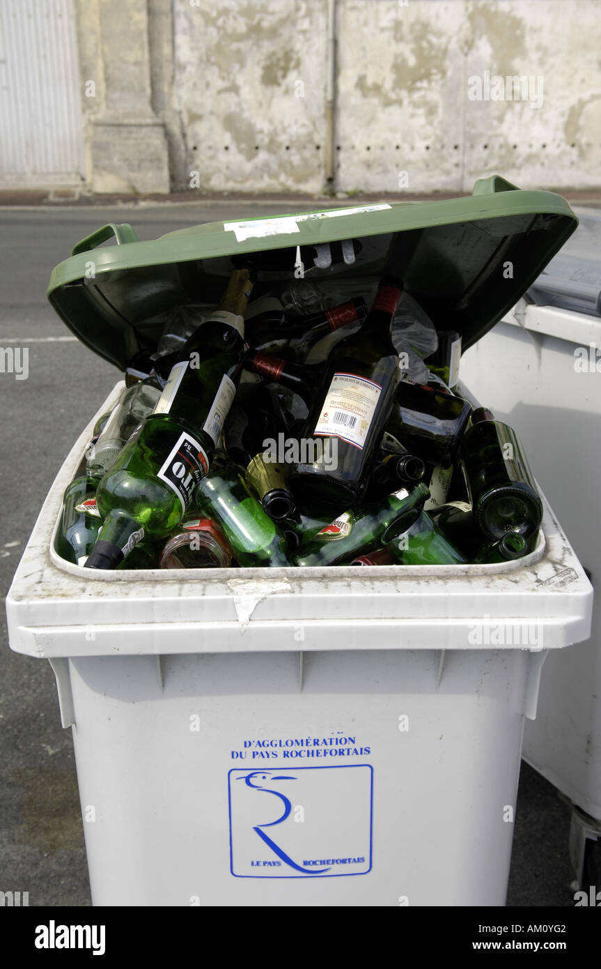 vin vino wine bottle empty bin dustbin waste glass alcohol vertical