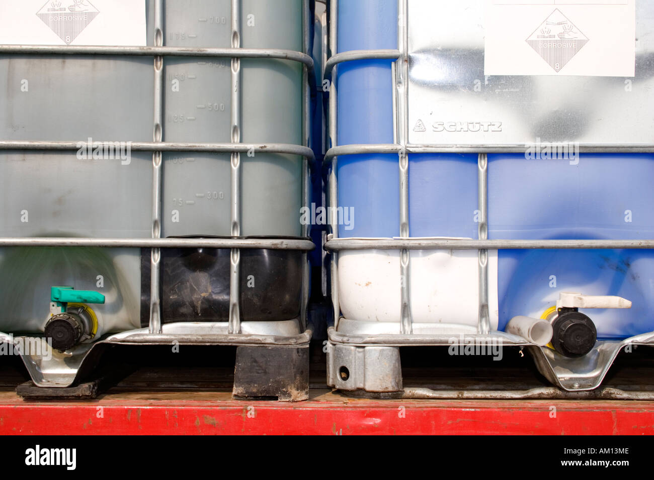 1000 Litre Intermediate bulk containers Liquid Storage Tank on construction  site Stock Photo - Alamy