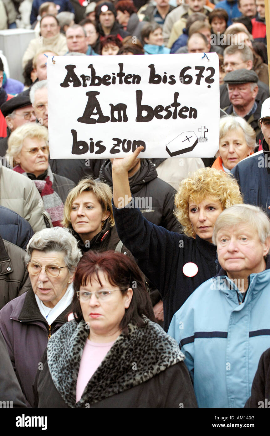 Sign: 'Working up to 67? Better up to the exitus'. Trade Union - IG Metall -protest against the retirement pay with 67, Amberg. Stock Photo