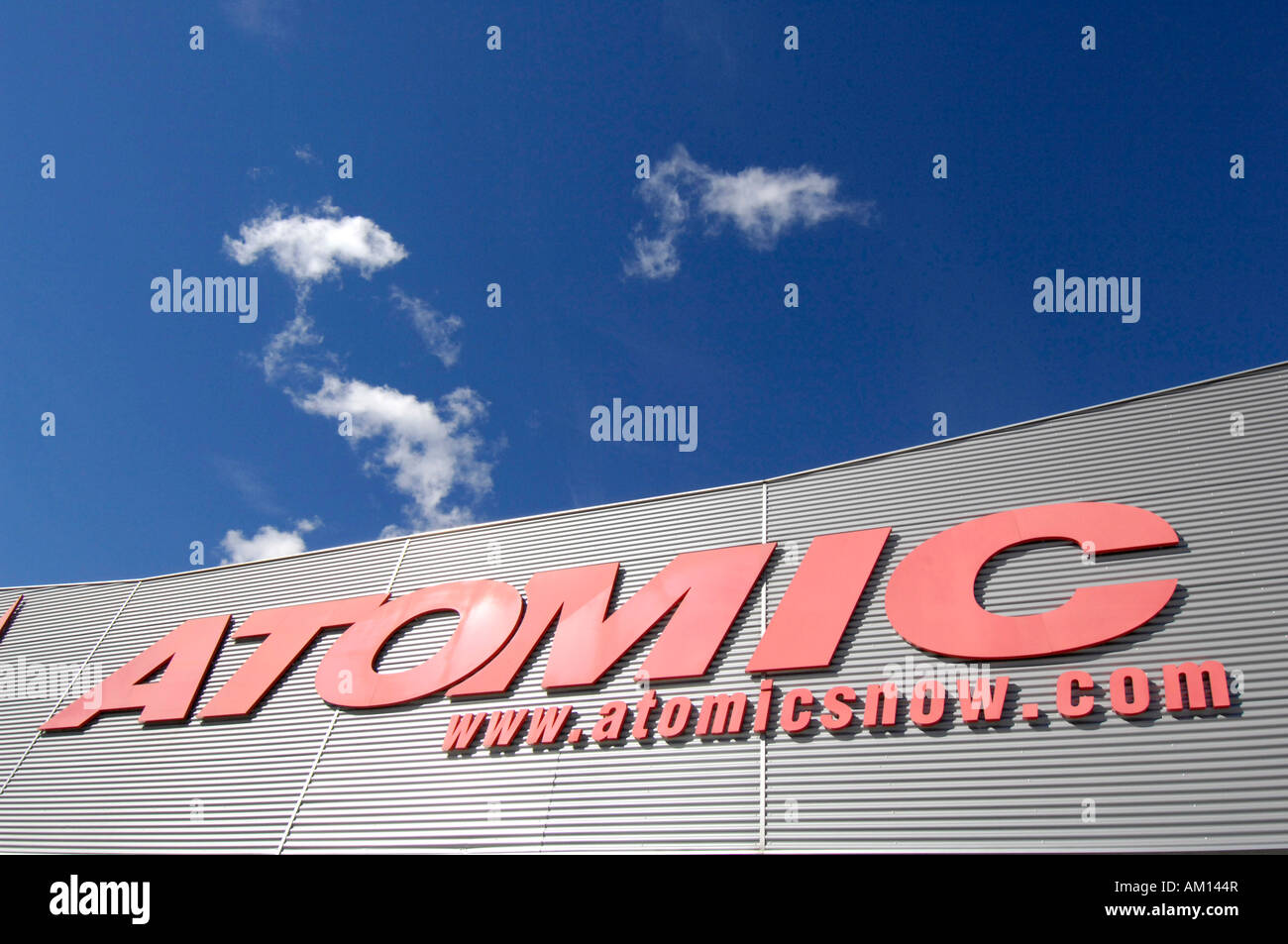 Sign: "ATOMIC - www.atomicsnow.com". Amer Sports - Atomic Austria GmbH,  Altenmarkt / Pongau - Austria Stock Photo - Alamy