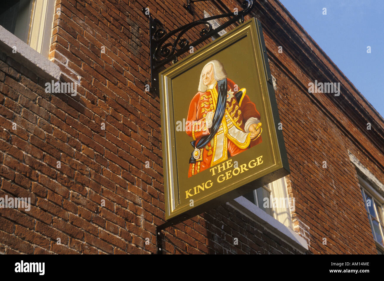 Exterior view and sign outside King George pub in historic Williamsburg Virginia Stock Photo