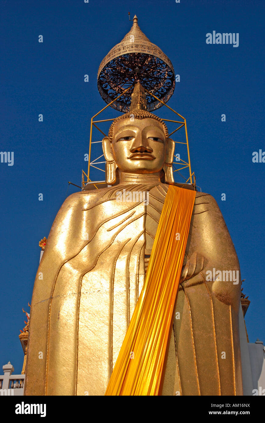 32 m high buddha, Wat Intharawihan, Bangkok, Thailand Stock Photo
