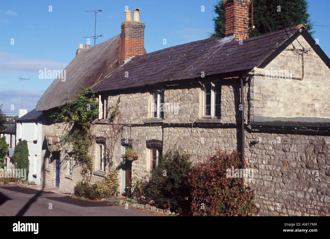 Thatch and stone cottages, Lower Heyford, Oxfordshire, England. The Oxford Canal is at the foot of this hill. Stock Photo