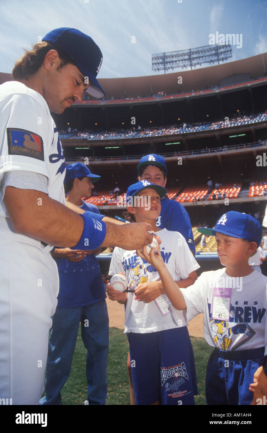 LA Dodger Catcher Mike Piazza signs autographs and balls for young fans