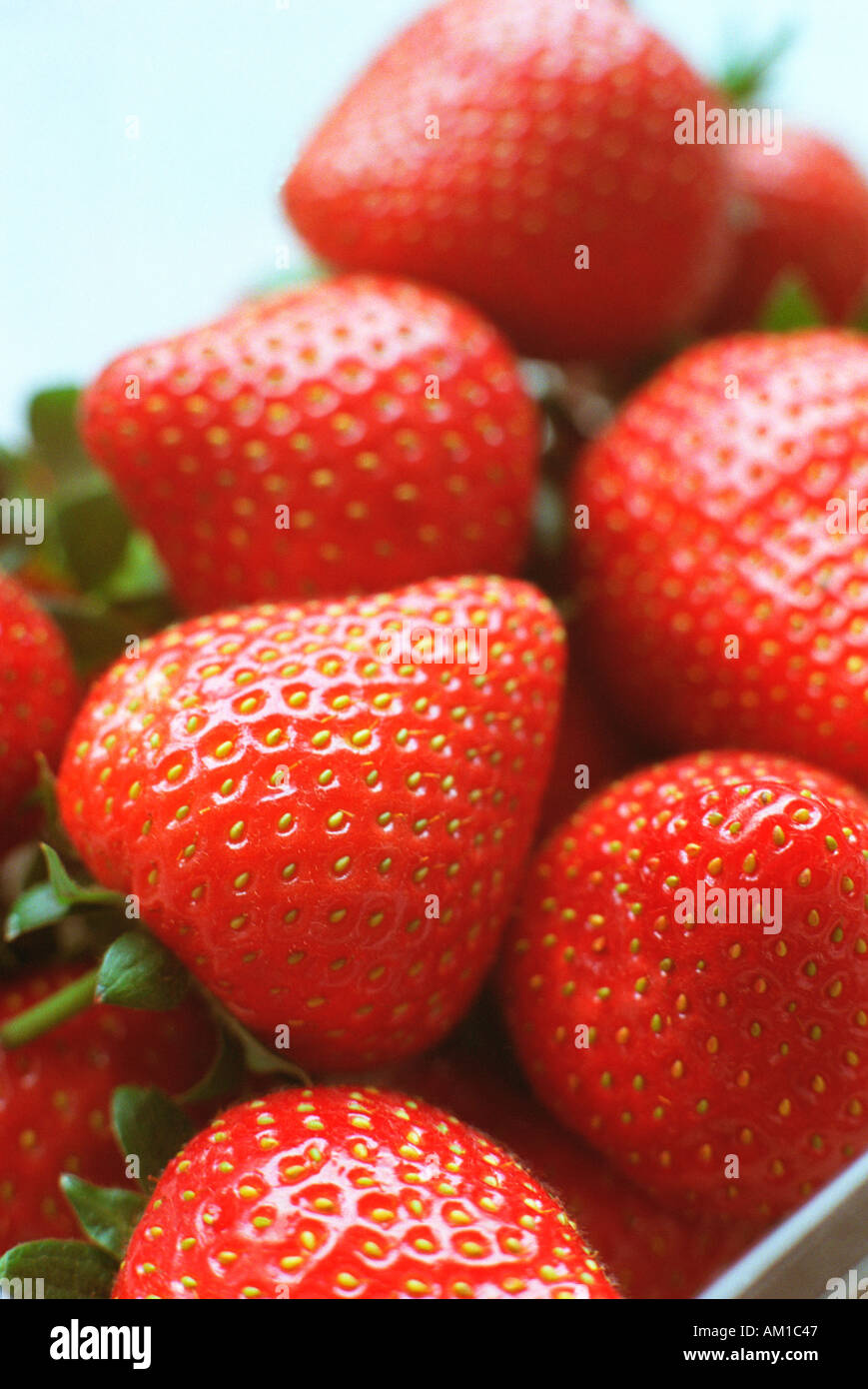 Fruit pattern half strawberries hi-res stock photography and images - Alamy