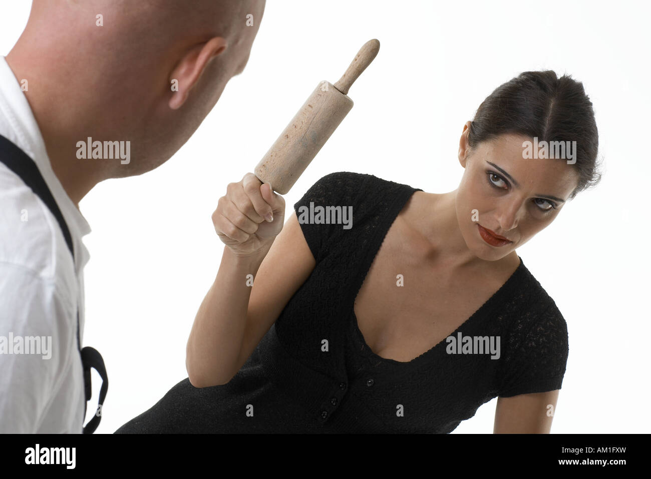 Наказание мужчины женщиной. Женщина бьет скалкой. Мужчина со скалкой.