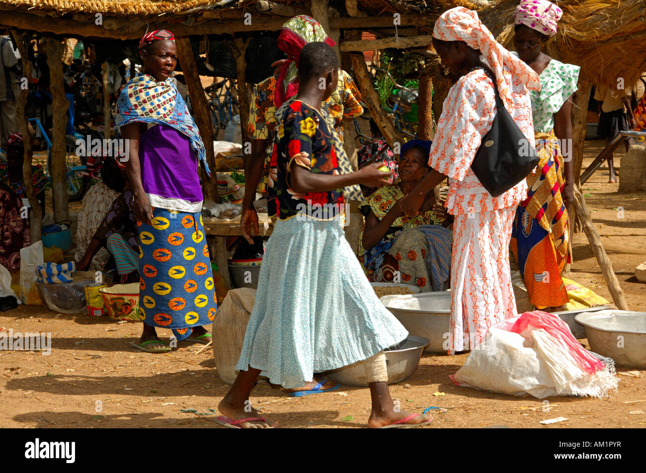Bargaining women on a market, Burkina Faso Stock Photo
