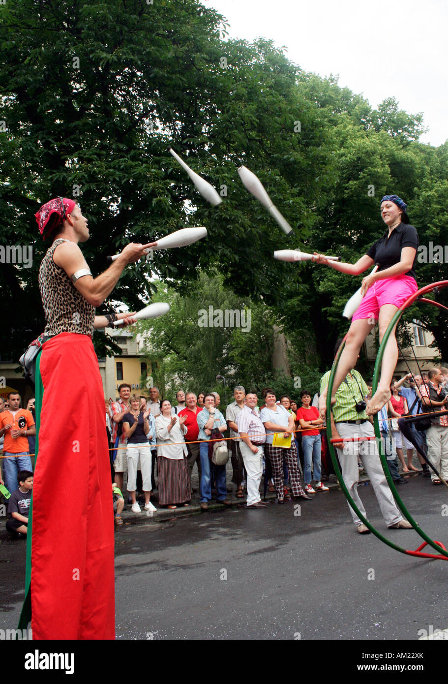 Jugglers street hi-res stock photography and images - Alamy
