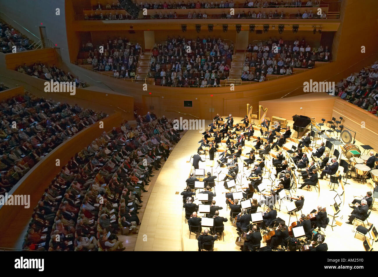 The Los Angeles Philharmonic orchestra performing at the new Disney Concert Hall designed by Frank Gehry Stock Photo