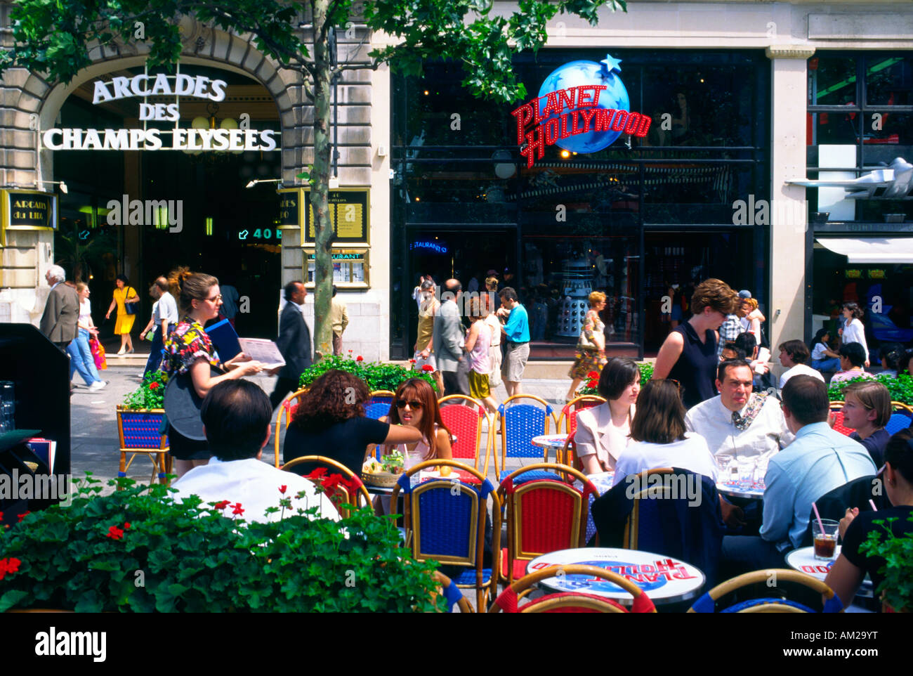 Impian Foto di Paris Cafe Champs Elysees Terwujud, Edit dengan Gemini AI, Ini Caranya