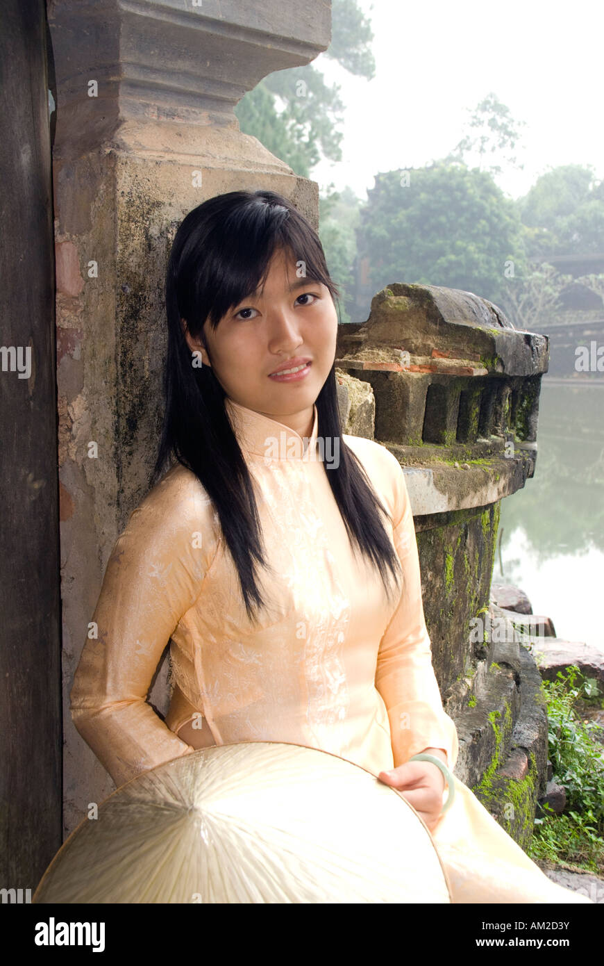 Ao dai Vietnamese w Black pants. Lua Thai Tuan