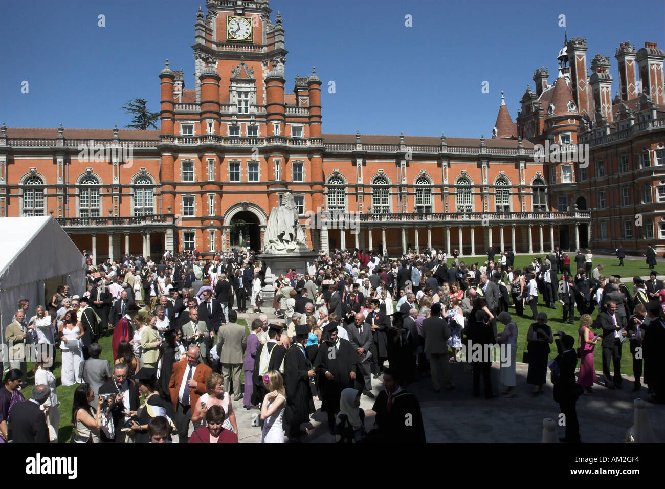 London university students graduation hi-res stock photography and ...