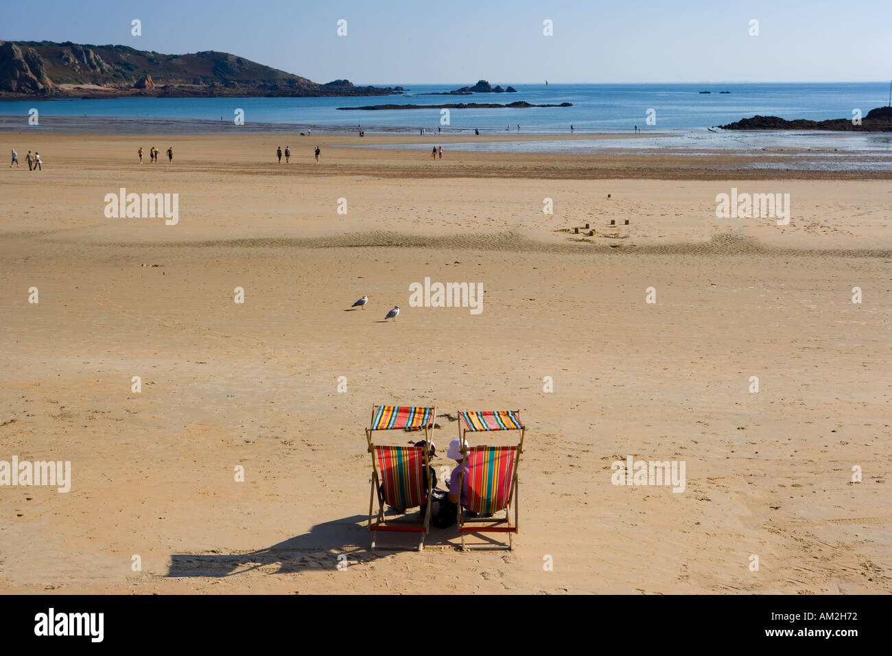 Holidaymakers sitting on deckchairs hires stock photography and images